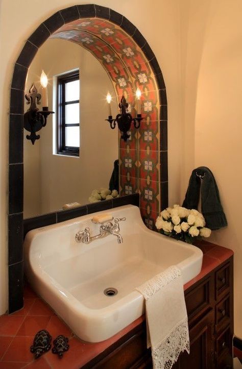 Latino Living: Mexican Decor Inspiration For The Latino Home Spanish Style Bedroom, Appartement New York, Spanish Style Bathrooms, Spanish Bathroom, Hacienda Homes, Spanish Home Decor, Hacienda Style Homes, Spanish Decor, Mexico House