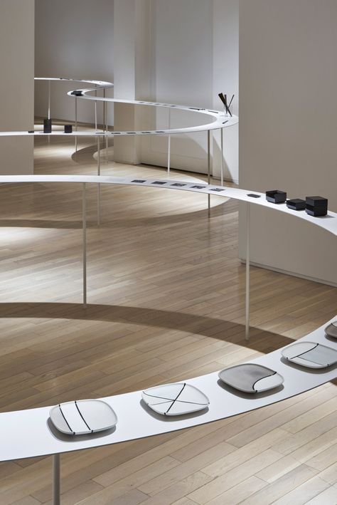 Cups, plates and cutlery are lined up in single file on this table, which snakes through the various rooms of a gallery at Nendo's Colourful Shadows exhibition. Plates And Cutlery, Exhibition Display Design, Nendo Design, Museum Exhibition Design, Exhibition Room, Design Japonais, Museum Displays, Display Table, Exhibition Display