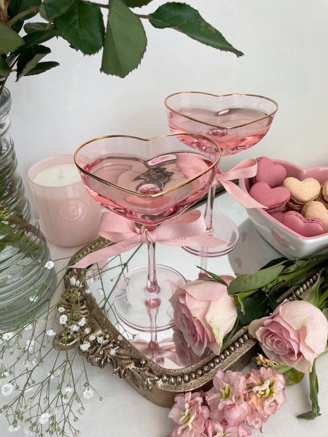 Heart shaped glasses, wine glass, martini glass, cocktail, coquette, pink, girly, valentine’s day inspo, roses, heart shaped macarons, mirror tray Drink Tray Ideas, Rose Wine Glass Aesthetic, Different Glasses For Drinks, Heart Shaped Champagne Glasses, Heart Shaped Wine Glasses, Pink Cocktail Glasses, Heart Wine Glasses, Cute Drink Glasses, Cute Cocktail Glasses