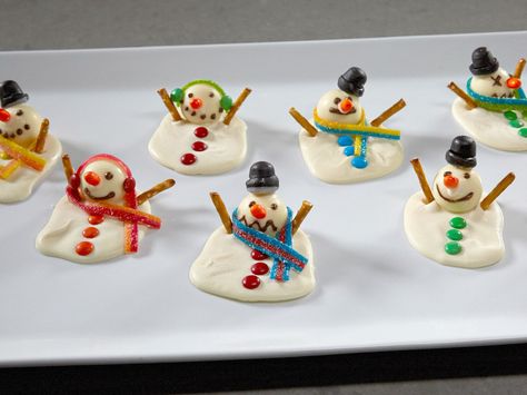 Melting Snowman Bark: Puddles of creamy white chocolate harden into delightful holiday treats without turning on the oven. Decorate them with different candies. Snowman Bark, Drink Desserts, Melting Snowman, Melting Snowmen, Licorice Candy, Melted Snowman, Bark Recipe, Small Snacks, Christmas Goodies