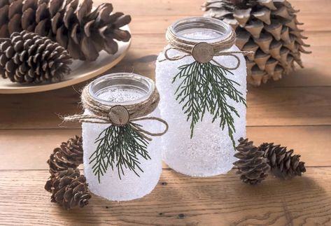 Diy Christmas Candles, Christmas Luminaries, Mod Podge Glass, Christmas Candle Holders Diy, Christmas Decor Outdoor, Decoration Ideas Christmas, Frosted Mason Jars, Outdoor Christmas Decoration Ideas, Snow Decorations