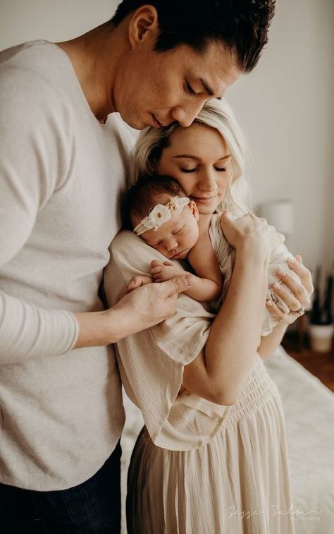 25 IDEAS for Your Newborn Family Photos - Annie Baby Monitor Baby And Parents Photography, Baby And Parents, Parents Photography, Newborn Family Pictures, Foto Newborn, Lifestyle Newborn Photos, Wedding Shooting, Baby Fotografie, Newborn Photography Boy