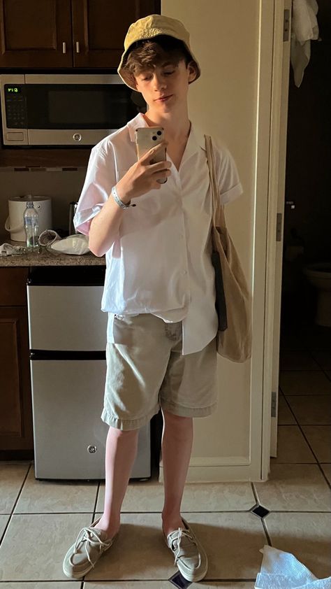 mens outfit for the beach bucket hat tote bag mirror selfie in aruba hotel #fashion #mensclothing #menstyle #summerstyle Mens Bucket Hat Outfit, Beach Boy Outfits, Outfit With Bucket Hat, Bucket Hat Outfit Mens, Hat Outfit Summer, Hat Outfit Men, Beach Bucket Hat, Beach Boy, Beach Outfit Men