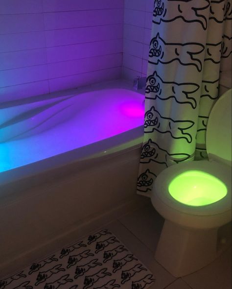 Trippy Bathroom Decor, Black Light Bathroom, Trippy Bathroom Ideas, Trippy House Decor, Trippy Living Room, Trippy Living Room Ideas, Trippy Rooms Aesthetic, Trippy Bathroom, Trippy Apartment