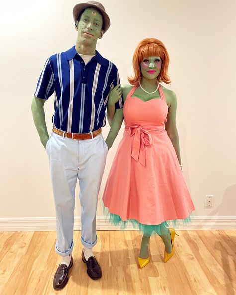 Just a couple of aliens trying to fit in circa 1956 Alien Couple, Retro Alien, Diy Mid Century Modern, Diy Mid Century, Alien Costume, Diy Halloween Costumes, Couples Costumes, Diy Costumes, Halloween Diy