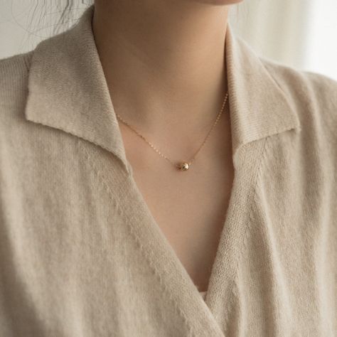 Minimalist Korean Fashion, Night Walking Aesthetic, Simple Necklace Designs, Rose Gold Aesthetic, Locket Design, Korean Accessories, Minimalist Necklace Gold, Gold Earrings Models, Korean Earrings