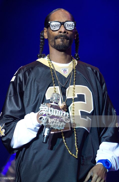 News Photo : Snoop Dogg performs during the 2011 Voodoo... Rapper Dress Up, 50 Cent Halloween Costume, Snoop Dogg Outfit Ideas, Snoop Dogg Outfits 90s, Halloween Rapper Costume, Snoop Dog Costume, Snoop Dog Outfit, Rappers Halloween Costumes, Rapper Costume Ideas