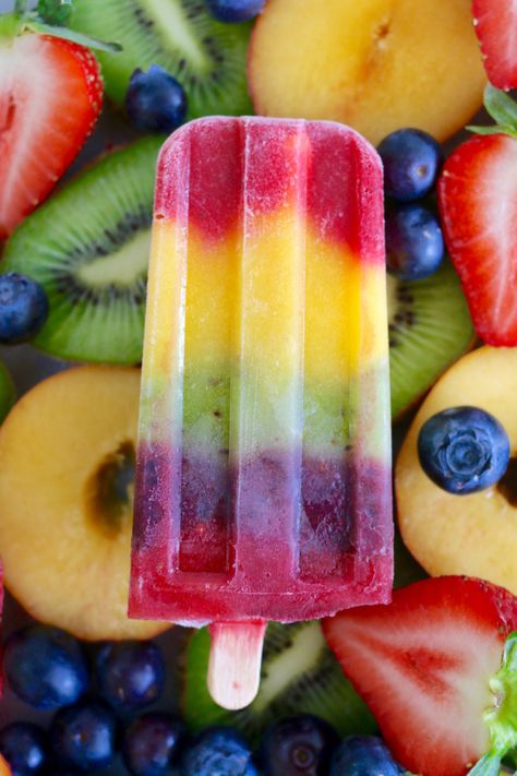 All Natural Fruit Popsicles- Heathy fruit desserts for kids and adults alike Rainbow Popsicles, Healthy Popsicle Recipes, Healthy Popsicles, Frozen Summer, Bigger Bolder Baking, Fruit Popsicles, Homemade Popsicles, Ice Cream Popsicles, Popsicle Recipes