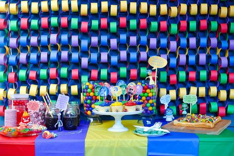 Inside out birthday party table with paper chain link backdrop. Inside Out Decorations, Inside Out Birthday Party, Inside Out Party, Inside Out Party Ideas, Inside Out Birthday, Movie Inside Out, Simple Birthday Party, Girl Sleepover, Beautiful Birthday Cakes