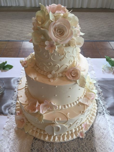 Quince Cakes, Cake Pedestal, Traditional Wedding Cake, Wedding Cake Flavors, Amazing Cake, White Wedding Cakes, Unique Wedding Cakes, Wedding Cakes Vintage