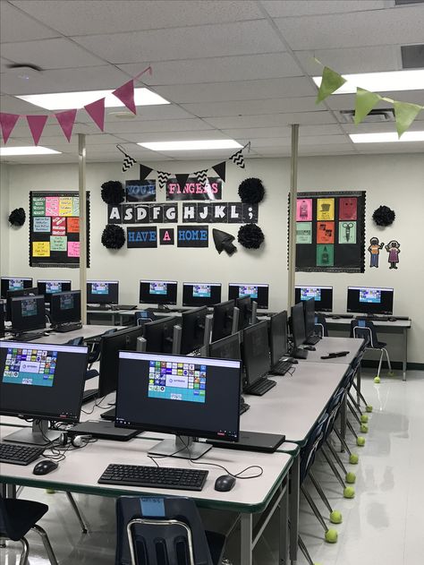 Big wall to fill. Used home row in the middle, on the left side is the tech word wall, and in the right are computer short cuts. School Technology Room Decor, High School Classroom Decorating Ideas Computer Lab, Computer Lab Pictures, Computer Lab Classroom Decor, Computer Lab Setup, Computer Lab Classroom Layout, Computer Classroom Ideas, Tech Classroom Design, Elementary Computer Classroom Decor