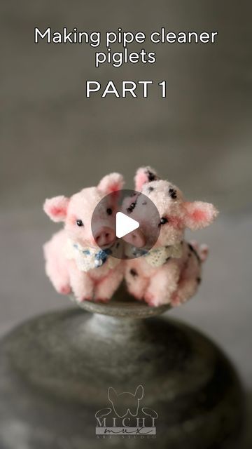 Michi Mux-Miniature clay animals-art toys & jewelry on Instagram: "PART 1: the making of a pipe cleaner piglet!  I had a poll in my stories and you voted to make the video in two parts, anyway, it would not have been possible to share all in one single reel, so, here is the shaping of the piggy and in the next reel, I’ll add nose, eyes, colors and collar.  Materials and tools I used are the same of the poodles project, so, if you want to know more, check my previous reels👍🏼  See you in two days with PART 2  #craftingideas #pipecleaners #piglet #piggy #cutetoys #handcraftedtoys #miniature #pipecleaneranimals #plushies" How To Make Pipe Cleaner Animals, Toy Animals, Pipe Cleaner Bear Tutorial, Pipecleaner Ideas, Pipe Cleaner Dog Step By Step, Toys To Make, Crafts With Pipe Cleaners, Pipe Cleaner Animals Easy, Things To Make With Pipe Cleaners