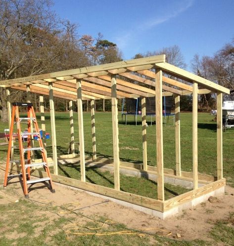 Building A Chicken Run, Chicken Coop Plans Free, Walk In Chicken Coop, Easy Chicken Coop, Chicken Coop Garden, Chicken Shed, Shed Building, Backyard Chicken Coop Plans, Diy Chicken Coop Plans