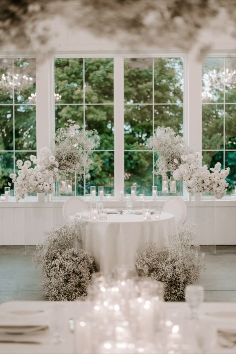 We can actually feel the happiness from Chayna & Michael's #Ohio day thanks to each capture by Ashley Wallace Photography — not to mention an epic newlywed toast in a helicopter! 🥂Opting for all-white baby's breath to complement an all-white aesthetic, every modern moment of their @aisleandcompany and @EverFlowCo design was as unique as the couple themselves. Wedding Top Table, Gypsophila Wedding, Sweetheart Table Wedding, White Wedding Theme, All White Wedding, Bridal Table, Baby S Breath, Wedding Venue Decorations, Future Mrs