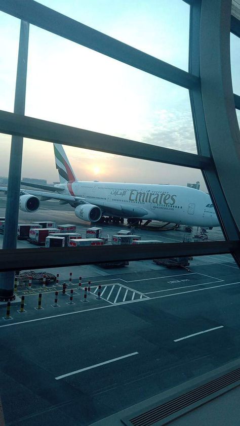 Emrites Plane, Dubai Airport Aesthetic, Travel Aeroplane, Emirates Aesthetic, Airport Emirates, Travel Video Ideas, Pilot Career, Emirates Flights, Airplane Window View