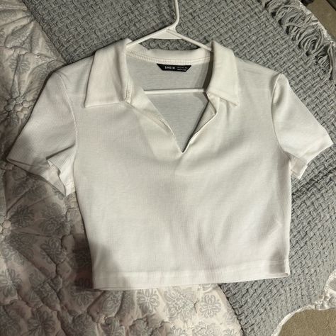 Nwot White Cropped Top With Collar Shein Crop Top Outfit, White Collared Shirt Outfit Aesthetic, White Y2k Shirt, Collared Shirt Outfit Aesthetic, Collar Tops For Women, Shein Tops Shirts, Shein Crop Tops, White Collared Shirt Outfit, Crop Top With Collar