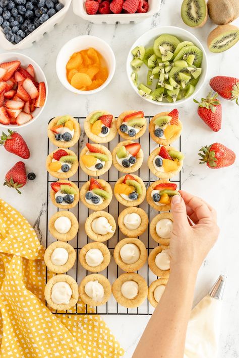 Fruit Pizza Mini Tarts, Fruit Cookie Cups, Fruit Pizza Cups Mini, Easy Fruit Tart Recipe Simple, Mini Sugar Cookie Fruit Tarts, Mini Fruit Tart Recipe Easy, Fruit Tart Cookies, Cookie Tarts Recipes, Sugar Cookie Tarts Mini