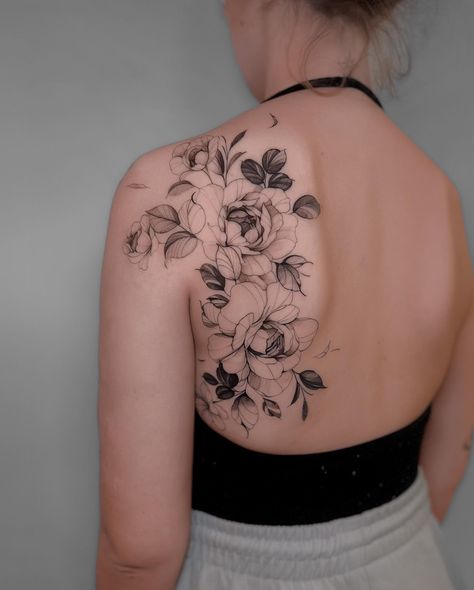 And here we have almost half of the back and little bit of ribs in flowers, isn’t it beautiful? 😍 Biggest thanks to my brave client @e_lisa.19_ 🫶 ___________ Tattoo • Flower Tattoo • Peony Tattoo • ___________ #backpiece #backpiecetattoo #flowerback #tattooflower Women’s Shoulder Flower Tattoo, Fine Line Peony Tattoo Shoulder, Back Shoulder Floral Tattoo, Peony Tattoo Back, Back Shoulder Tattoo Women, Floral Tattoo Back, Swords Tattoos, Back Tattoo Flowers, Sunflower Tattoo Back