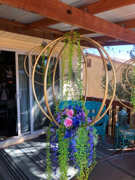 Diy Ceiling Draping With Hula Hoop, Backyard Sculptures, Diy Floral Chandelier Hula Hoop, Floral Hoop Wedding Ceiling, Salon Suites Layout, Diy Flower Chandelier Wedding Hula Hoop, Flower Chandelier Diy, Chandelier Video, Hula Hoop Chandelier