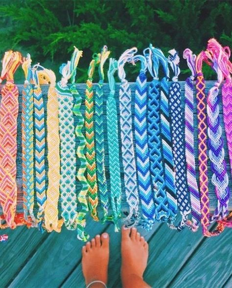 Friendship bracelets Friendship Bracelet Palette, Aesthetic Thread Bracelets, Cute String Bracelets, Thread Bracelets Patterns, Vsco Bracelets, Cute Friendship Bracelets, Yarn Bracelets, Bracelet Inspo, String Bracelets