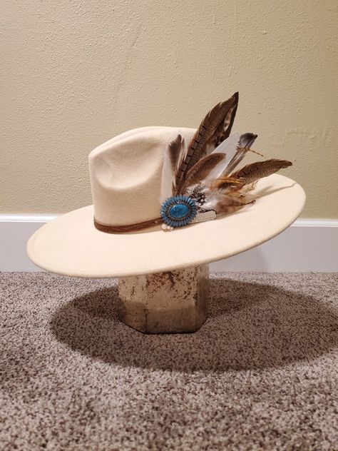 DIY wide flat brim hat with feathers, vintage turquoise broach pin, leather band, pearls and spoon handle. Wide Brim Hat With Feather, Flat Brim Hat With Feather, Cowboy Hats With Feathers, Fedora Hat With Feathers, Diy Brim Hat, Straw Hat With Feathers, Cowgirl Hats Western Summer, Cowgirl Hat Bands Westerns, Cowgirl Hat With Feather