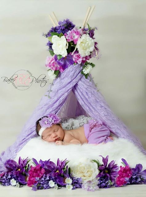 Teepee Newborn photo Professional 3 Month Pictures, Diy Newborn Photography Props, Diy Newborn Photography, Foto Newborn, Newborn Photography Poses, Newborn Baby Photoshoot, Baby Poses, Newborn Baby Photos, Foto Baby