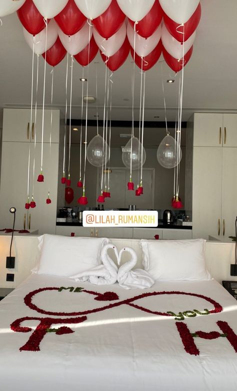 Honeymoon Rooms, Hotel Room Decoration, Romantic Hotel Rooms, Wedding Night Room Decorations, Valentines Bedroom, Romantic Room Surprise, Romantic Dinner Decoration, Romantic Valentines Day Ideas, Surprise Birthday Decorations