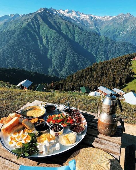 Happy Architecture, Italy Mountains, Turkey Breakfast, Fashion Europe, Picnic Inspiration, Summer Lifestyle, Winter City, Picnic Time, Mouth Watering Food