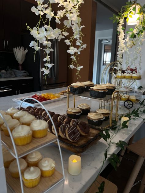 grad party decor, pastry, party aesthetic Aesthetic Grad Party, Brunch Party Decor, Money Party, Grad Party Decor, Graduation Look, Party Decor Ideas, Grad Party Decorations, Party Aesthetic, Snack Table