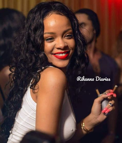 Rihanna With Curly Hair, Rhianna Curly Hairstyles, Rihanna Wavy Hair, Rihanna Curly Hair, Rihanna With Dreads, Rihanna Wet Hair Look, Rihanna Red Hair Era, Athletic Girls, Rihanna Fenty