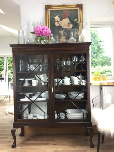 Antique Curio Cabinet Display, Curio Styling, Display Cabinet Dining Room, Antique Display Cabinet, Vintage Display Cabinet, Antique Dining Rooms, Living Room Display Cabinet, Kitchen Display Cabinet, Antique Display Cabinets