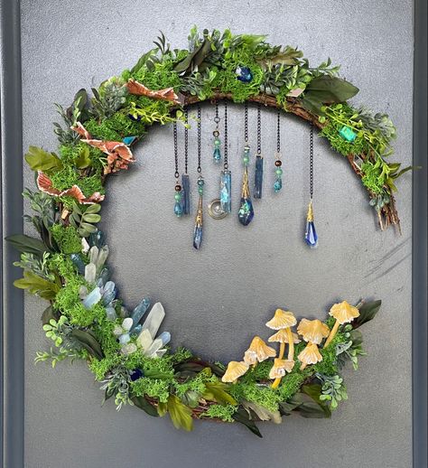 Wreath Unique, Fantasy Crafts For Adults, Fairy Wreath Diy, Fairy Mushrooms, Fairy Garden Wall Decor, Unique Wreath, Diy Crystal Wreath, Fairy Garden Wreath, Forest Wreath