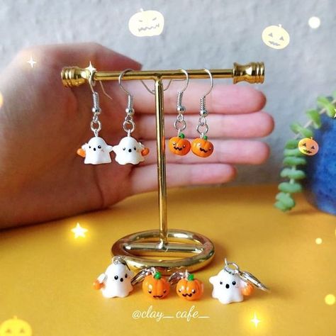 𝐶 𝑙 𝑎 𝑦 𝑐 𝑎 𝑓 𝑒 𝑏𝑦 𝐿𝑎𝑢𝑟𝑒𝑛 on Instagram: "SOLD OUT Halloween earrings are finally up! 🎃👻✨ Made some little kawaii ghosts holding a pumpkin basket - they have freckles on both cheeks but the light seemed to make them disappear! 😖 I also made miniature pumpkin earrings as well. I've also added an option to have them as charms cos I think they'll look so cute on a pencil case zip or on a bracelet ☺️ Hope you like them, as always you can check them out on my Etsy if you're interest Creepy Polymer Clay, Polymer Clay Ghost Earrings, Halloween Clay Charms, Clay Earrings Ideas, Clay Ghost Earrings, Clay Halloween Earrings, Halloween Polymer Clay Earrings, Halloween Clay Earrings, Halloween Jewellery