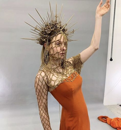 Rebecca Ferguson web on Twitter: "Rebecca Ferguson modelling the headpiece that was made for her costume as Lady Jessica by Hungarian designer Virag Kerenyi #Dune… https://t.co/BGI8HMJU5T" Lady Jessica, Dune Film, Bene Gesserit, Golden Dress, Rebecca Ferguson, Movie Costumes, Fantasy Clothing, Fantasy Fashion, Historical Fashion