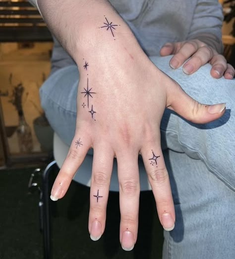 Star Knee Tattoo, Do It Yourself Tattoo, Tatuaje Studio Ghibli, Gifts For Eid, Small Star Tattoos, Stars Tattoo, Petite Tattoos, Finger Tattoo, Small Hand Tattoos