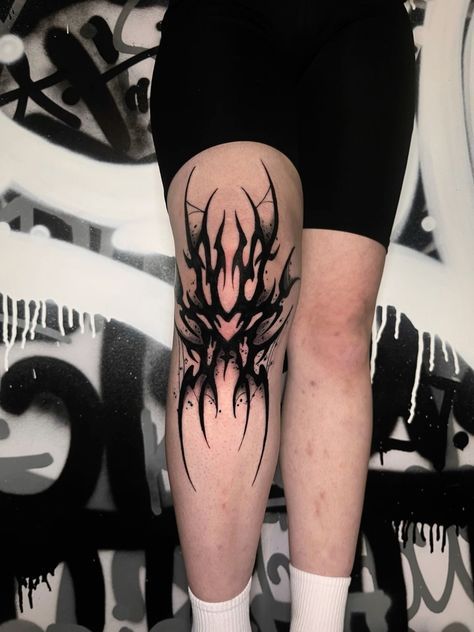 Thigh Tattoos Women Goth, Cybersigilism Knee Tattoo, Gothic Knee Tattoo, Dark Black Tattoos, Black Work Tattoo Blackwork, Gothic Tattoos For Women, Edgy Tattoo Ideas, Kneecap Tattoo, Tattoo Perna