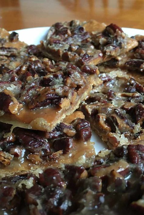 Graham crackers are coated in buttery pecans and caramel and sprinkled with salt for an easy, sweet and savory treat for the holiday season. Carmel Cracker Chocolate, Savory Xmas Treats, Salted Caramel Cracker Bites, Caramel Pecan Bars, Pecan Bars Recipe, Christmas Stollen, Pecan Pie Bars Easy, Pecan Pie Bars Recipe, Salted Carmel