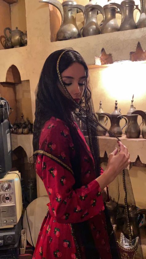 Estilo Blair Waldorf, Saudi Arabia Culture, South Asian Aesthetic, Arabian Princess, Estilo Hijab, Arabian Women, Arab Culture, Arabian Beauty, Arabian Beauty Women