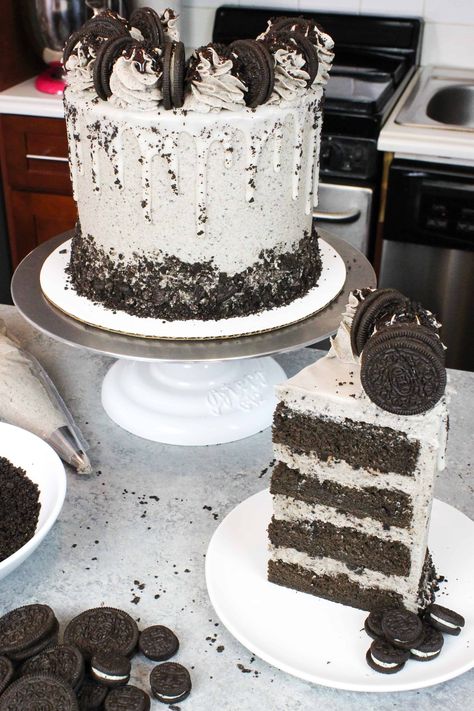 image of a chocolate oreo drip cake, with a white drip and oreo buttercream Oreo Frosting Recipe, Oreo Cinnamon Rolls, Cupcake Frosting Tips, Recipes Oreo, Oreo Torte, Cookies And Cream Frosting, Oreo Birthday Cake, Oreo Frosting, Oreo Filling