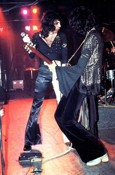 #Queen#Smile#Brian#Roger#John#Freddie#May#Deacon#Taylor#Mercury#Love Brian May And Freddie Mercury, Freddie Mercury And Brian May, Queen Brian May, Outfits 70s, Queen Photos, 70s Outfits, Queen Pictures, Queen Freddie Mercury, John Deacon