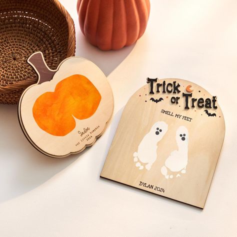 🎃 Boo-tiful deals await! Our Halloween sale is live with 50% off all kids' items! 👻 Grab your spooky goodies before they disappear at the end of the month! 🎉🕸️ 👣 Capture the Magic of Your Baby's First Halloween with Our Spooky Set! 🎃 This adorable duo includes two personalized keepsakes: a "Trick or Treat - Smell My Feet" footprint sign and a "Little Bumpkin" bumprint sign. These charming keepsakes are perfect for commemorating your baby's first Halloween and make wonderful gifts for new p Baby First Halloween Crafts, Halloween Duo, Baby Art Crafts, Halloween Arts, Halloween Duos, Baby Crafts Diy, Halloween Wood Crafts, Keepsake Crafts