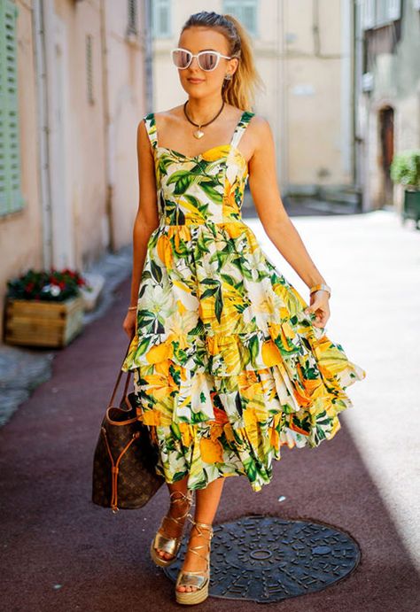 Dress With Lemon Print, Lemon Print Clothing, Lemon Print Outfit, Green And Yellow Outfit Ideas, Lemon Dress Outfit, Talia Storm, Summer Printed Dress, Lemon Outfit, Lemon Dresses