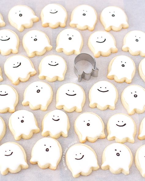 Happy Little Ghost Sugar Cookies – bite-sized, deliciously cute decorated sugar cookies that just scream sweetness with their happy little faces; you’ll be in the Halloween spirit with these ghoulish cutouts! Ghost Sugar Cookies, Biscuits Halloween, Halloween Sugar Cookies Decorated, Pasteles Halloween, Postres Halloween, Recetas Halloween, Halloween Cookie Recipes, Halloween Cookies Decorated, Halloween Sugar Cookies