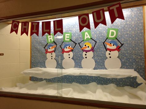 Winter library bulletin board.  Chill Out  sign hangs outside the display case.  Snowmen hold up the letters which spell "READ".  Wrapping paper background, quilt batting snow. Snow Library Display, Winter Library Bulletin Boards Elementary, January Library Display Ideas, Winter Bulletin Boards For Elementary Library, Winter Library Displays Bulletin Boards, Winter Wonderland Library Decorations, Winter Book Bulletin Board Ideas, Library Holiday Bulletin Boards, Winter Window Display Classroom