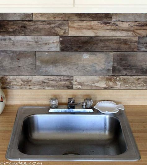 24 Cheap Kitchen Backsplash Ideas and Tutorials You Should See-homesthetics (41) Pallet Backsplash, Pallet Wood Backsplash, Cheap Kitchen Backsplash, Diy Rustic Kitchen, Wood Kitchen Backsplash, Rustic Kitchen Backsplash, Dapur Rustic, Reclaimed Wood Kitchen, Diy Kitchen Backsplash