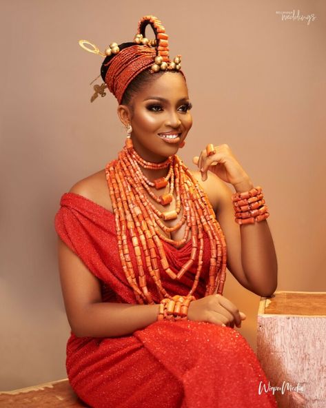 There's something so unique about brides in their traditional attire. If you're an Edo bride-to-be, sit tight - there's something for you. Benin Bride, Edo Brides, Nigerian Traditional Wedding, Black Hair Updo Hairstyles, Bride’s Mother, Naija Wedding, Groom Wedding Attire, African Wedding Dress, Bride Headpiece