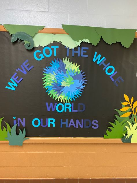 World Earth Day Board Decoration, Earth Day Board Ideas, Environment Day Bulletin Board Ideas, Eco School Display Board, Earth Decorations Classroom, Earth Theme Decoration, Environmental Bulletin Boards, Environment Bulletin Board Ideas, Ecosystem Bulletin Board