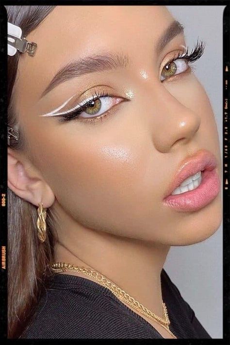 Eye Make Up White Eyeliner, Eye Lining Ideas, Eye Makeup Ideas White Eyeliner, Make Up Looks With White Eyeliner, Euphoria White Eyeliner, Makeup With Graphic Eyeliner, Make Up Ideas With White Eyeliner, Blue Eyeshadow With White Eyeliner, Makeup Ideas Colorful Eyeliner