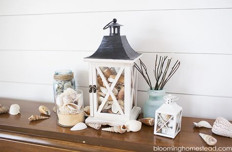 Simple Lantern Centerpieces, Small Porch Decor, Beach Keepsakes, Lantern Ideas, Christmas Decorating Ideas, Lantern Centerpieces, Beachy Decor, Diy Lanterns, Beach Diy