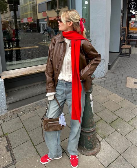 New York Style Winter, Red Scarf Outfit Winter, New York Winter Outfit Street Style, New York Street Style Winter, Italy Outfits Winter, Rome Street Style, Red Scarf Outfit, City Winter Outfit, Italy Street Style